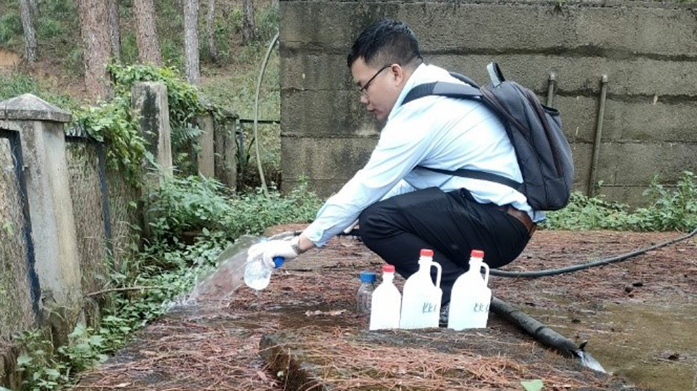 Cán bộ Sở Khoa học và Công nghệ Lâm Đồng lấy mẫu nước sinh hoạt của người dân 
phục vụ công tác kiểm định