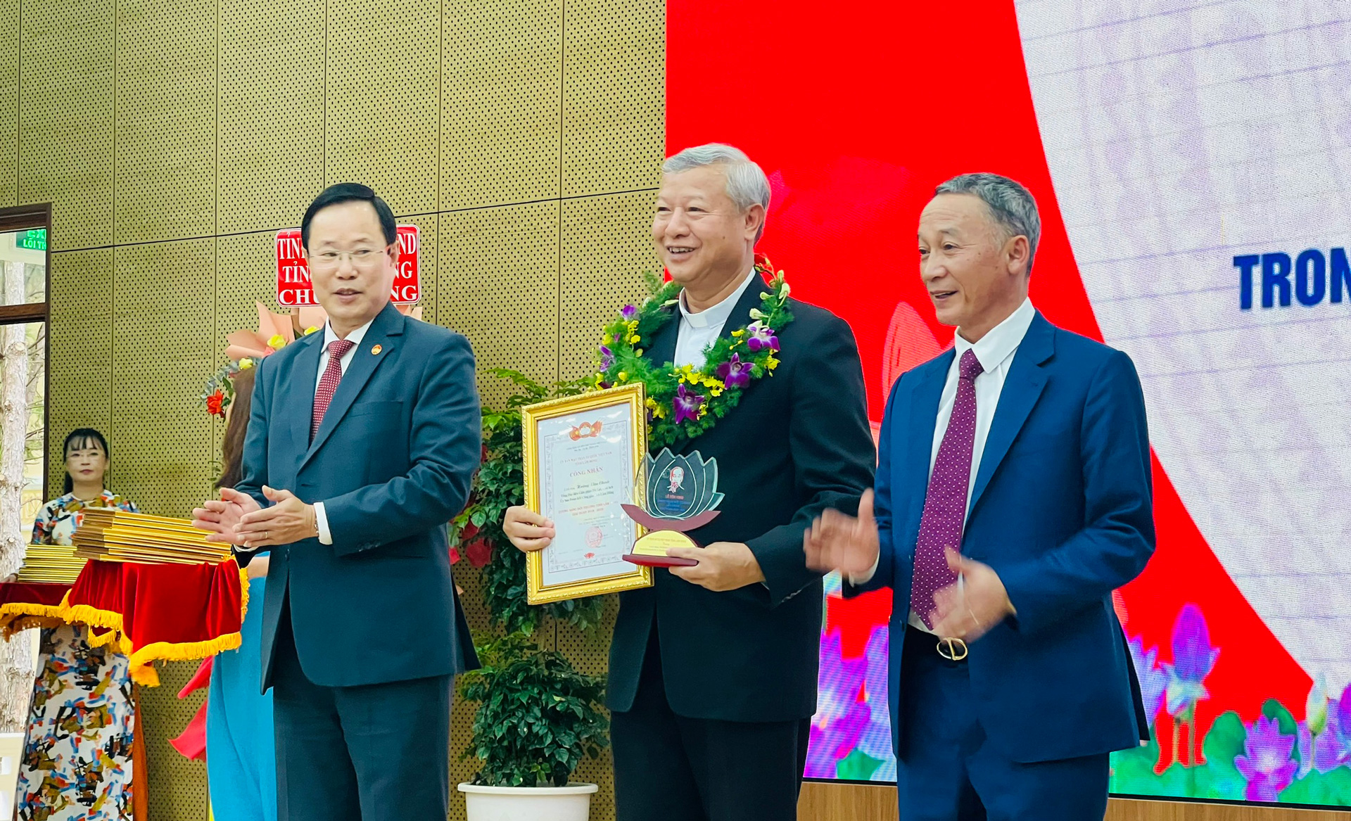 Linh mục Hoàng Văn Chính vinh dự được lãnh đạo tỉnh trao tặng biểu trưng “gương sáng - đời thường” ghi nhận những đóng góp tích cực của Linh mục cho địa phương