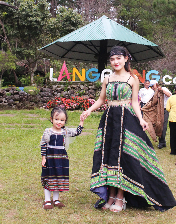 Váy 2 dây lanh thổ cẩm | Shopee Việt Nam