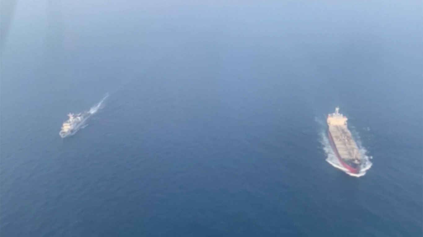Hình ảnh tàu có thuỷ thủ Việt Nam được hộ tống sau khi bị UAV tấn công