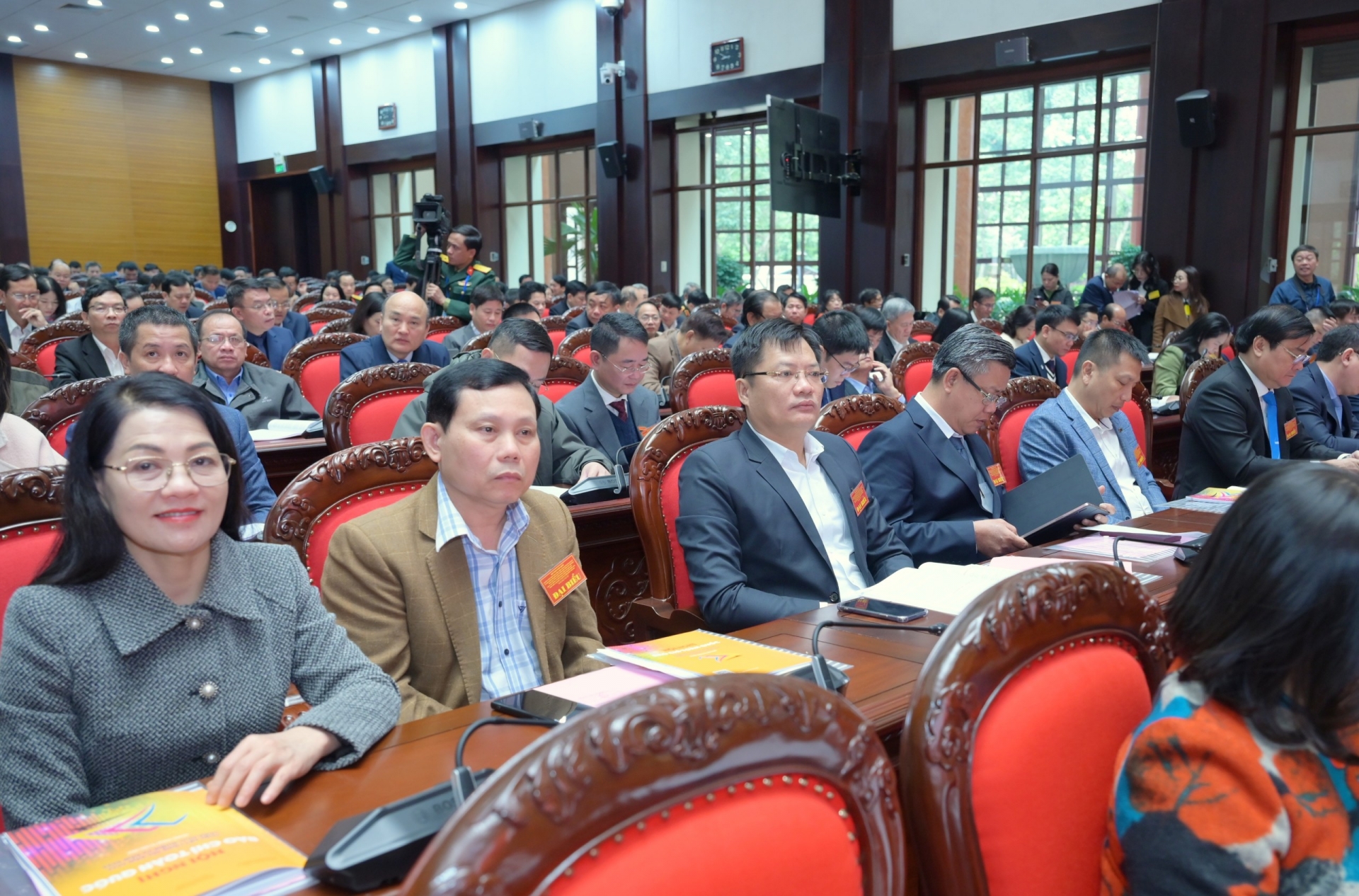 Nhà báo Hồ Lan - Tổng Biên tập Báo Lâm Đồng (bìa trái) cùng lãnh đạo các cơ quan báo chí dự hội nghị