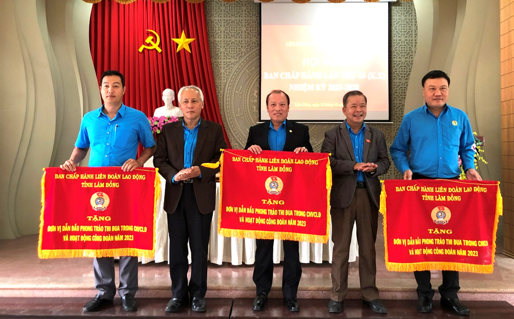 Tặng cờ của LĐLĐ tỉnh cho 3 đơn vị dẫn đầu phong trào  CNVCLĐ và hoạt động công đoàn năm 2023