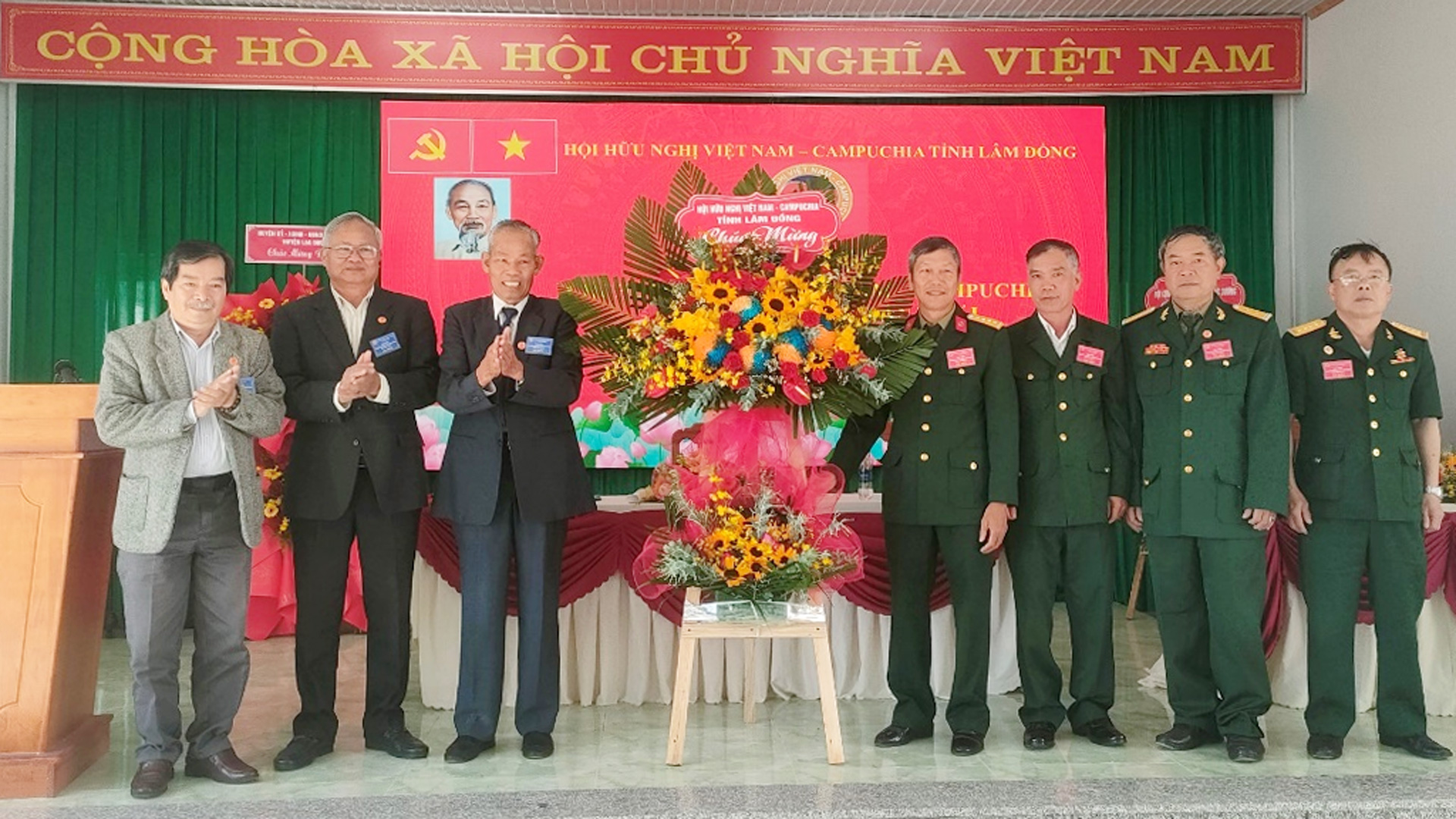 Lãnh đạo Hội Hữu nghị Việt Nam - Campuchia tỉnh Lâm Đồng tặng hoa chúc mừng Chi hội Hữu nghị Việt Nam- Campuchia huyện Lạc Dương