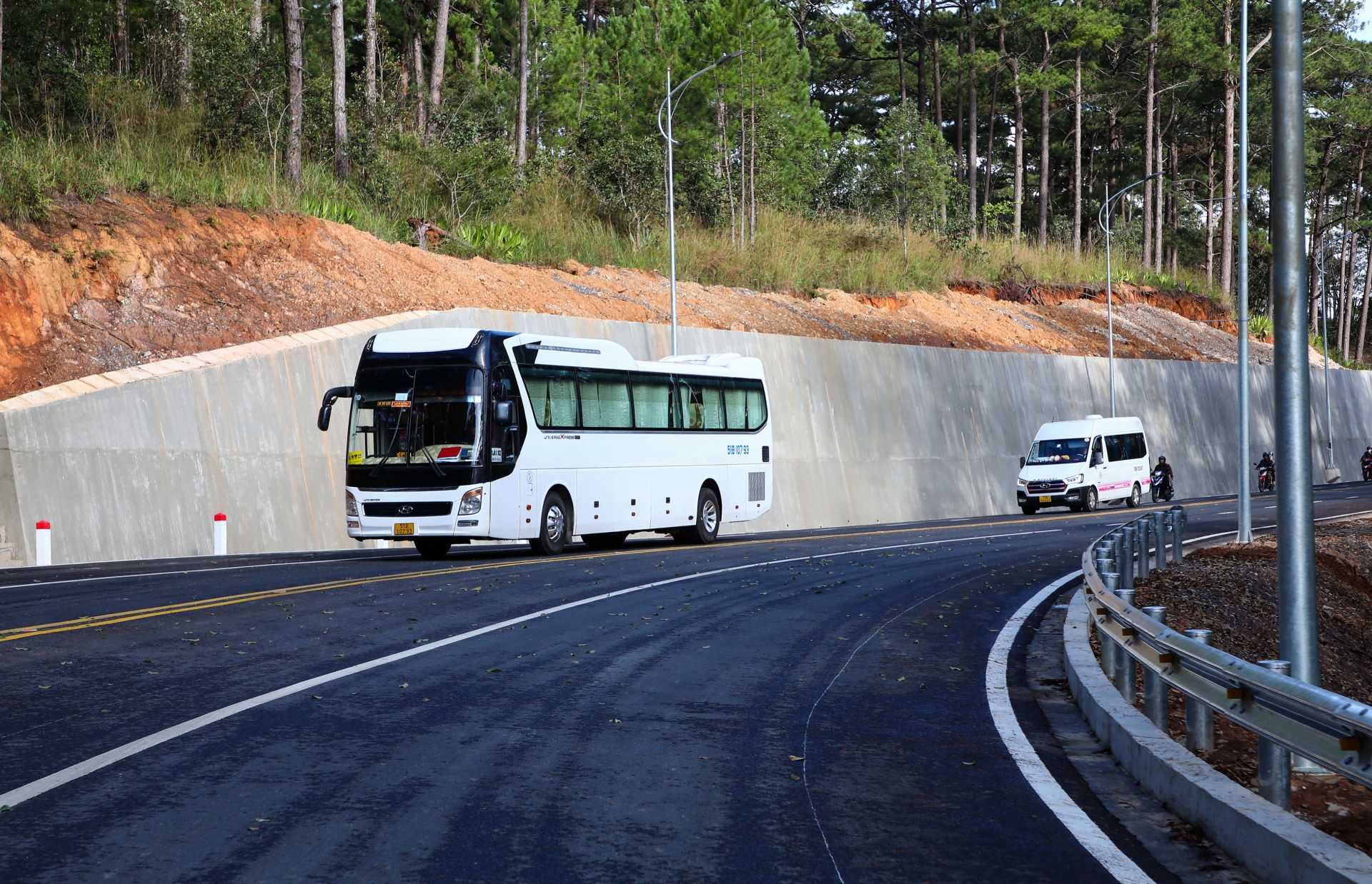 Những chiếc xe chở đào khách du lịch đầu tiên di chuyển từ TP Đà Lạt xuống khu du lịch thác Dalanla