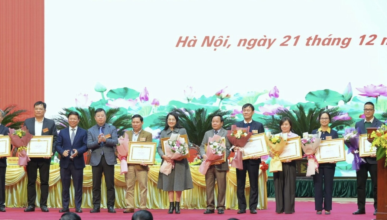 Nhà báo Hồ Thị Lan - Tổng Biên tập Báo Lâm Đồng nhận Bằng khen của Ban Tuyên giáo Trung ương