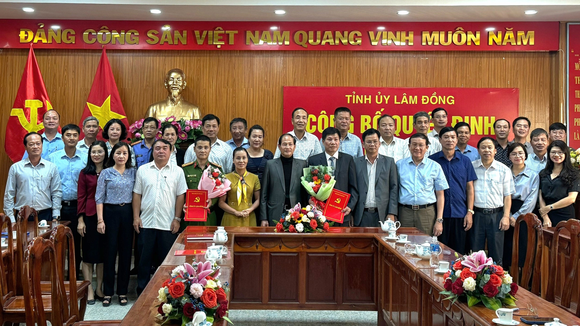 Công bố và trao quyết định về công tác cán bộ tại huyện Lâm Hà