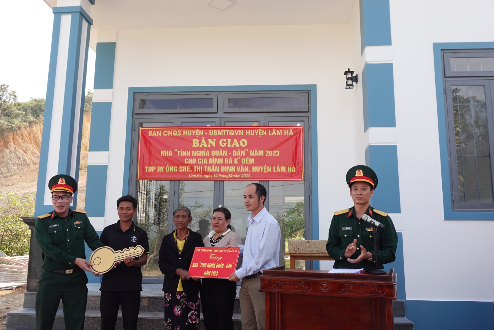 Bàn giao nhà Tình nghĩa Quân - Dân cho bà KDẽm