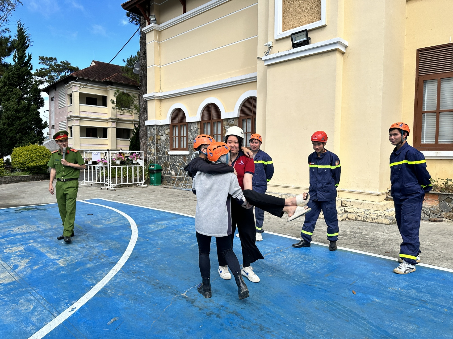 Thực hành chữa cháy, cứu nạn, cứu hộ cho học sinh, sinh viên Trường Đại học Yersin Đà Lạt