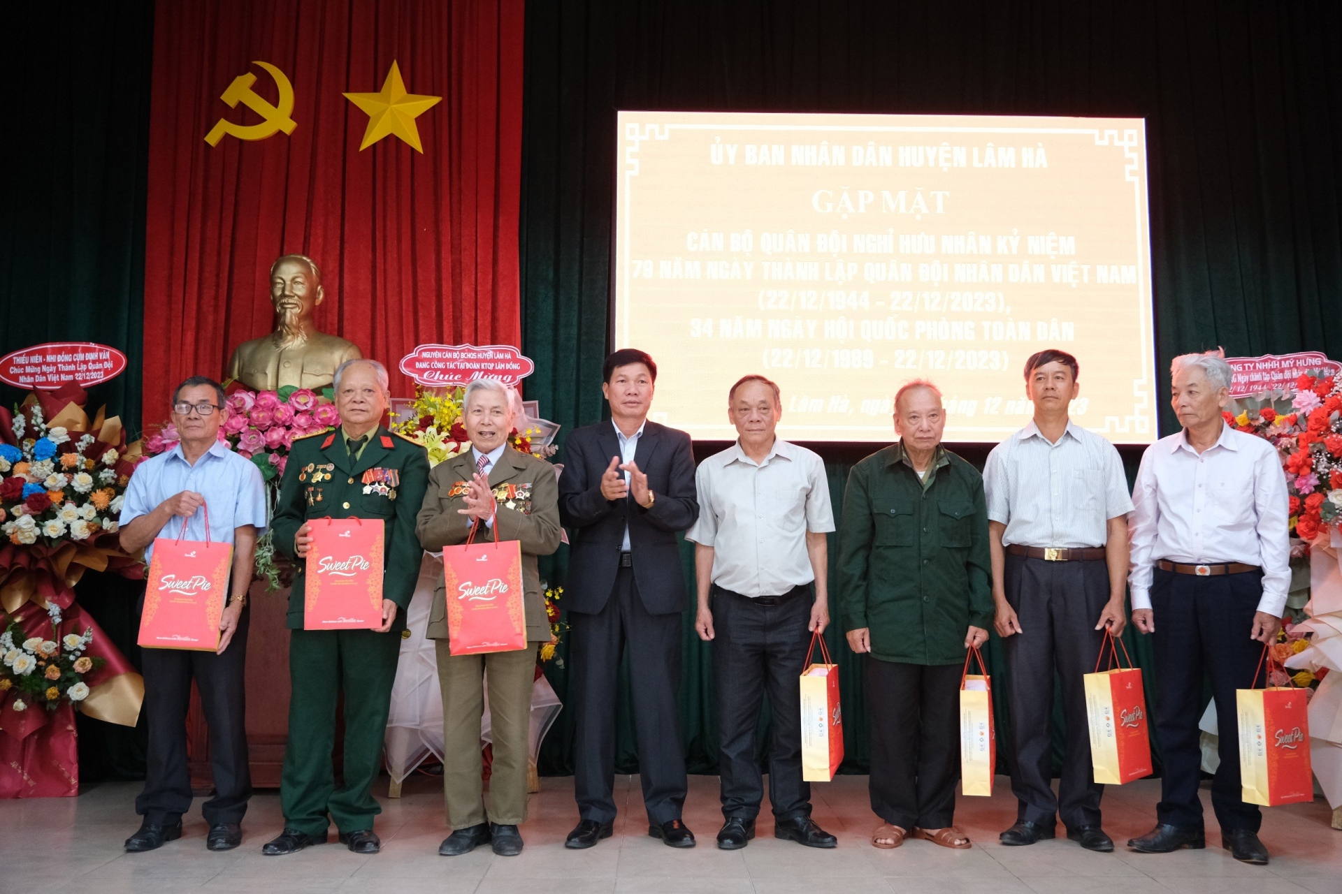 Đồng chí Nguyễn Văn Tân - Phó Bí thư Thường trực huyện Lâm Hà trao quà cho các cán bộ nghỉ hưu