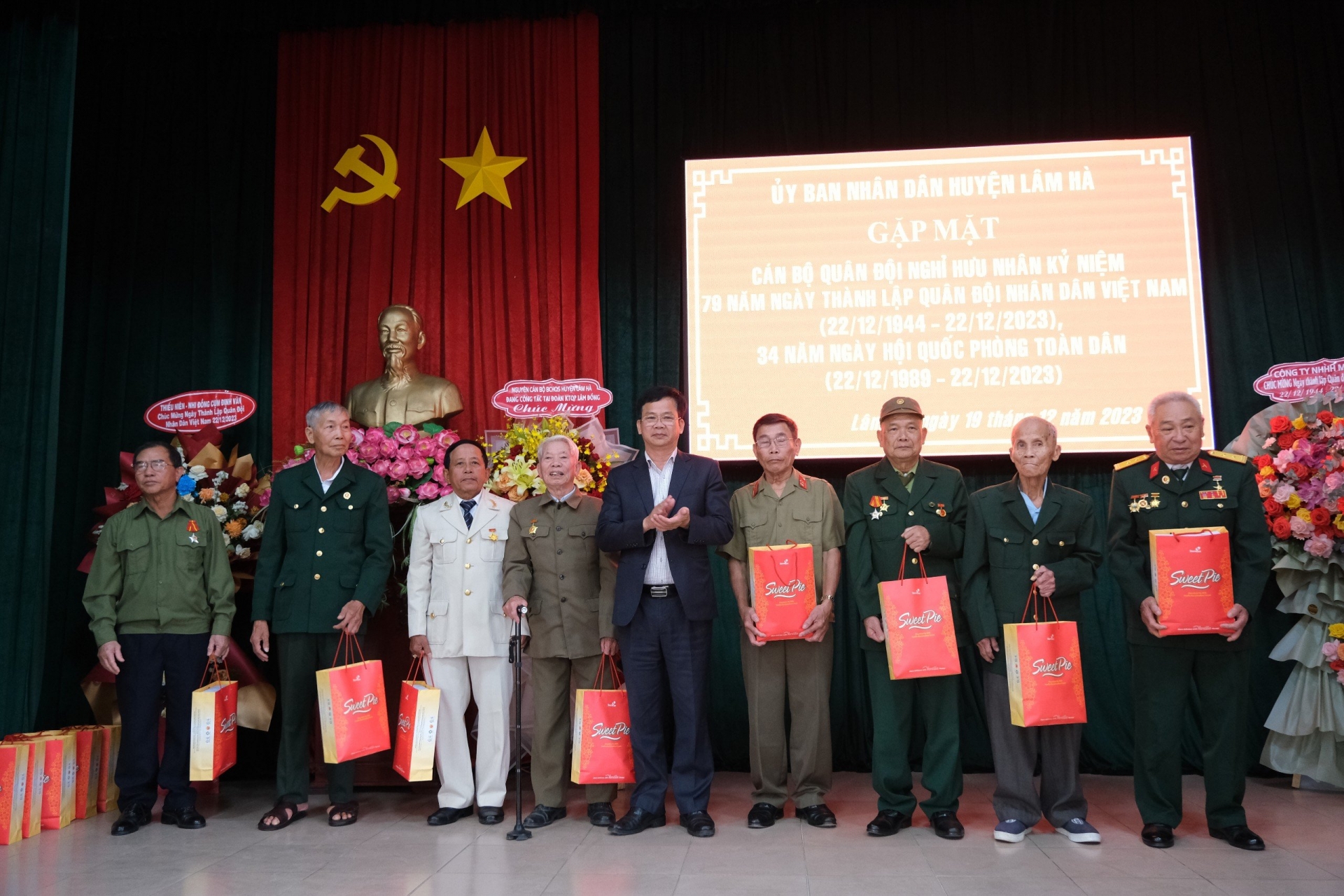 Đồng chí Nguyễn Văn Tân - Phó Bí thư Thường trực huyện Lâm Hà trao quà cho các cán bộ nghỉ hưu