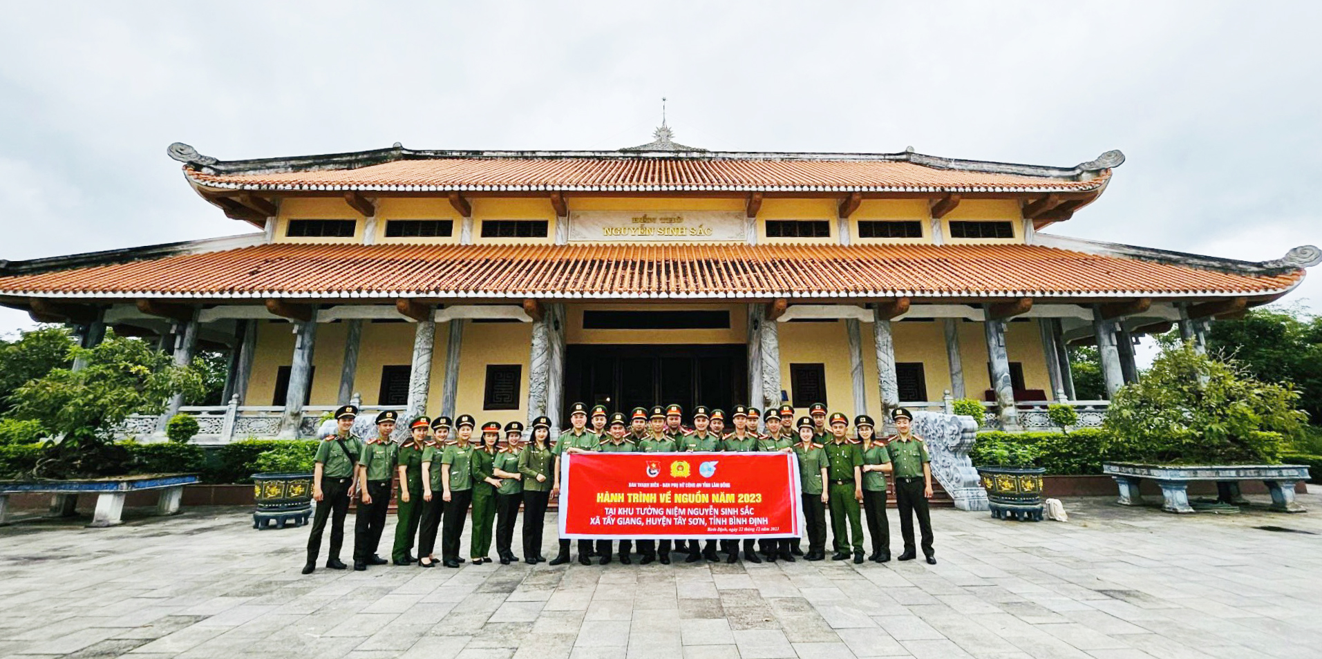 Đoàn viên, Hội viên chụp ảnh lưu niệm tại Khu tưởng niệm cụ Nguyễn Sinh Sắc