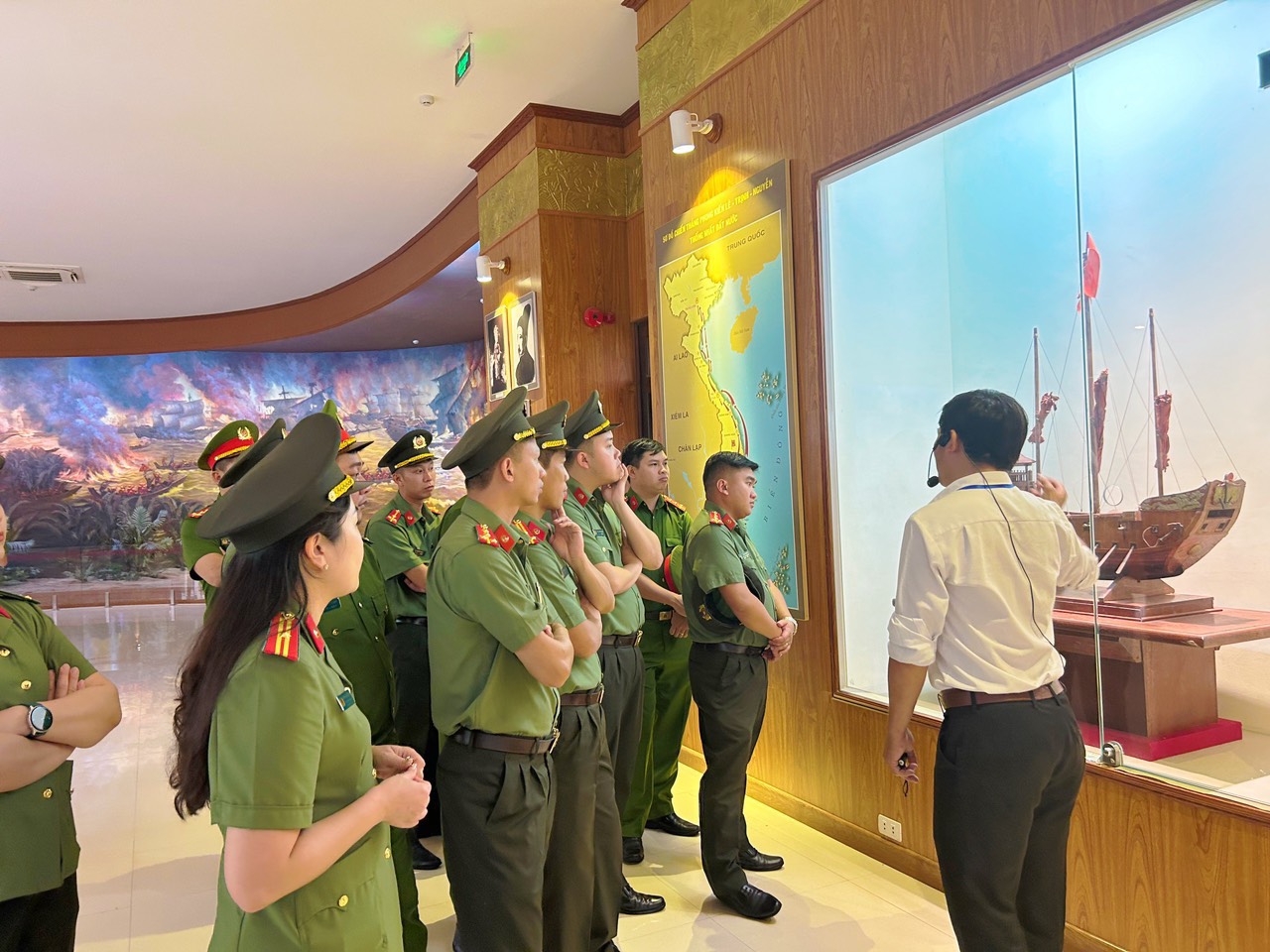 Hướng dẫn viên thông tin về tư liệu lịch sử qua các hiện vật, mô hình tại Bảo tàng vua Quang Trung