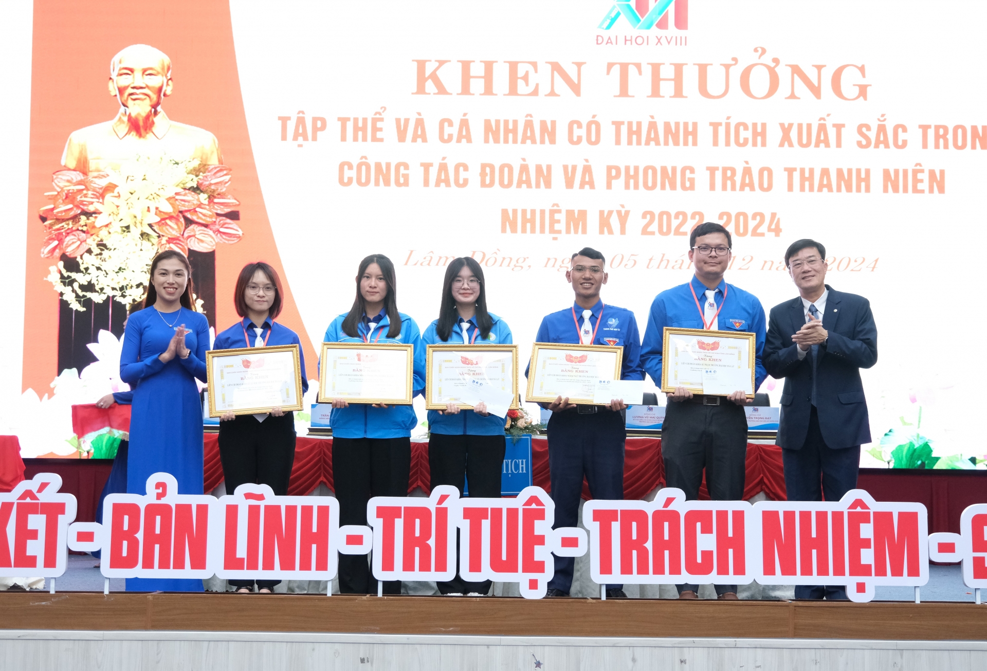  Ban Chấp hành Tỉnh Đoàn đã tặng Bằng khen cho 5 tập thể và 10 cá nhân; Đoàn Trường Đại học Đà Lạt tặng giấy khen cho 20 tập thể, cá nhân đã có thành tích xuất sắc trong công tác Đoàn và phong trào thanh niên nhiệm kỳ 2022 - 2024. 