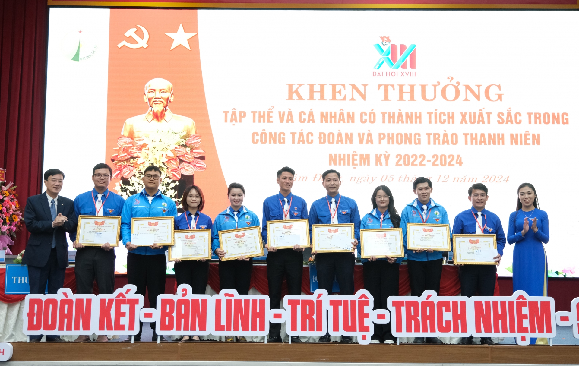  Ban Chấp hành Tỉnh Đoàn đã tặng Bằng khen cho 5 tập thể và 10 cá nhân; Đoàn Trường Đại học Đà Lạt tặng giấy khen cho 20 tập thể, cá nhân đã có thành tích xuất sắc trong công tác Đoàn và phong trào thanh niên nhiệm kỳ 2022 - 2024. 