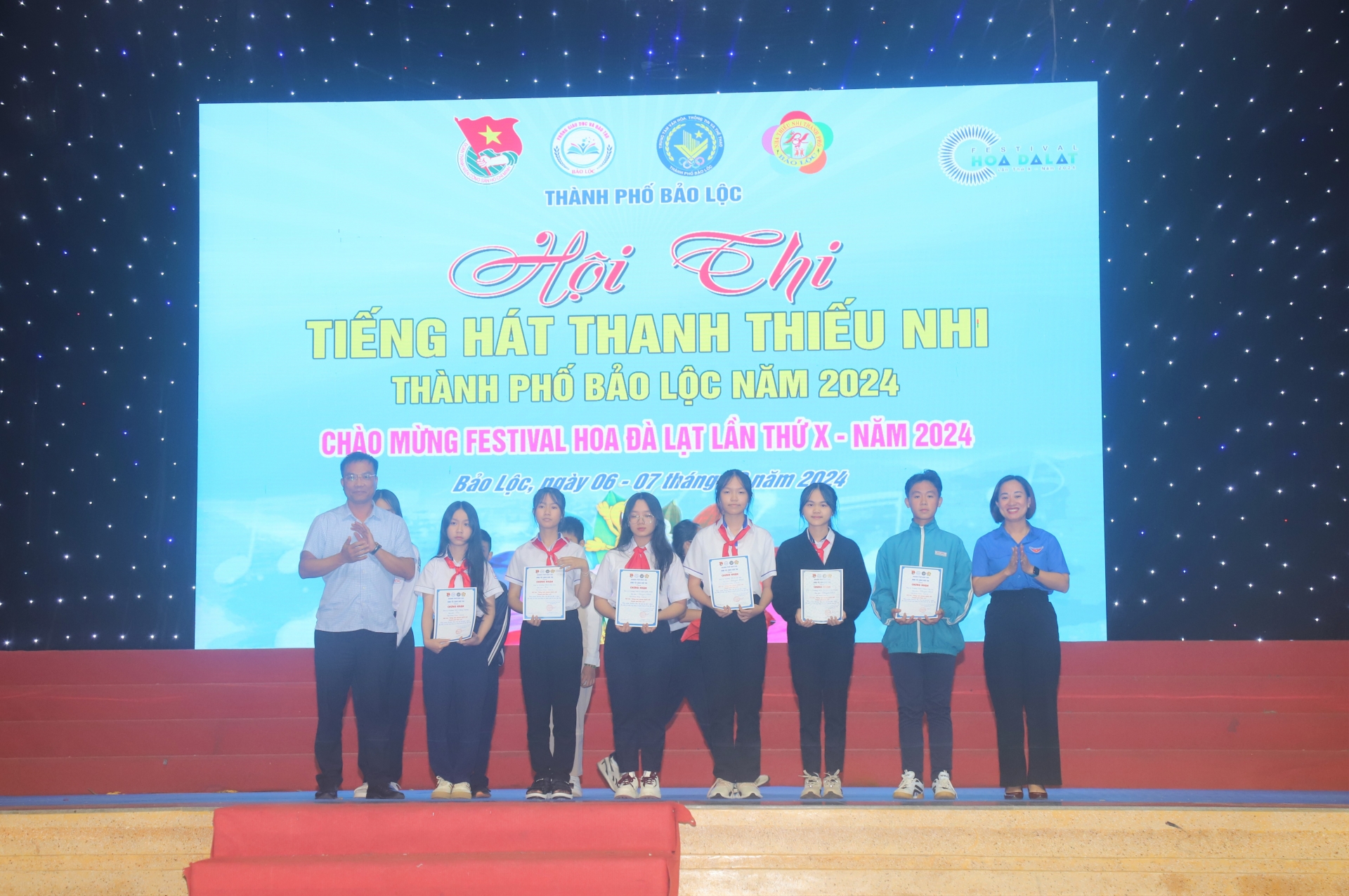 Trao giải các phần thi cho khối THCS