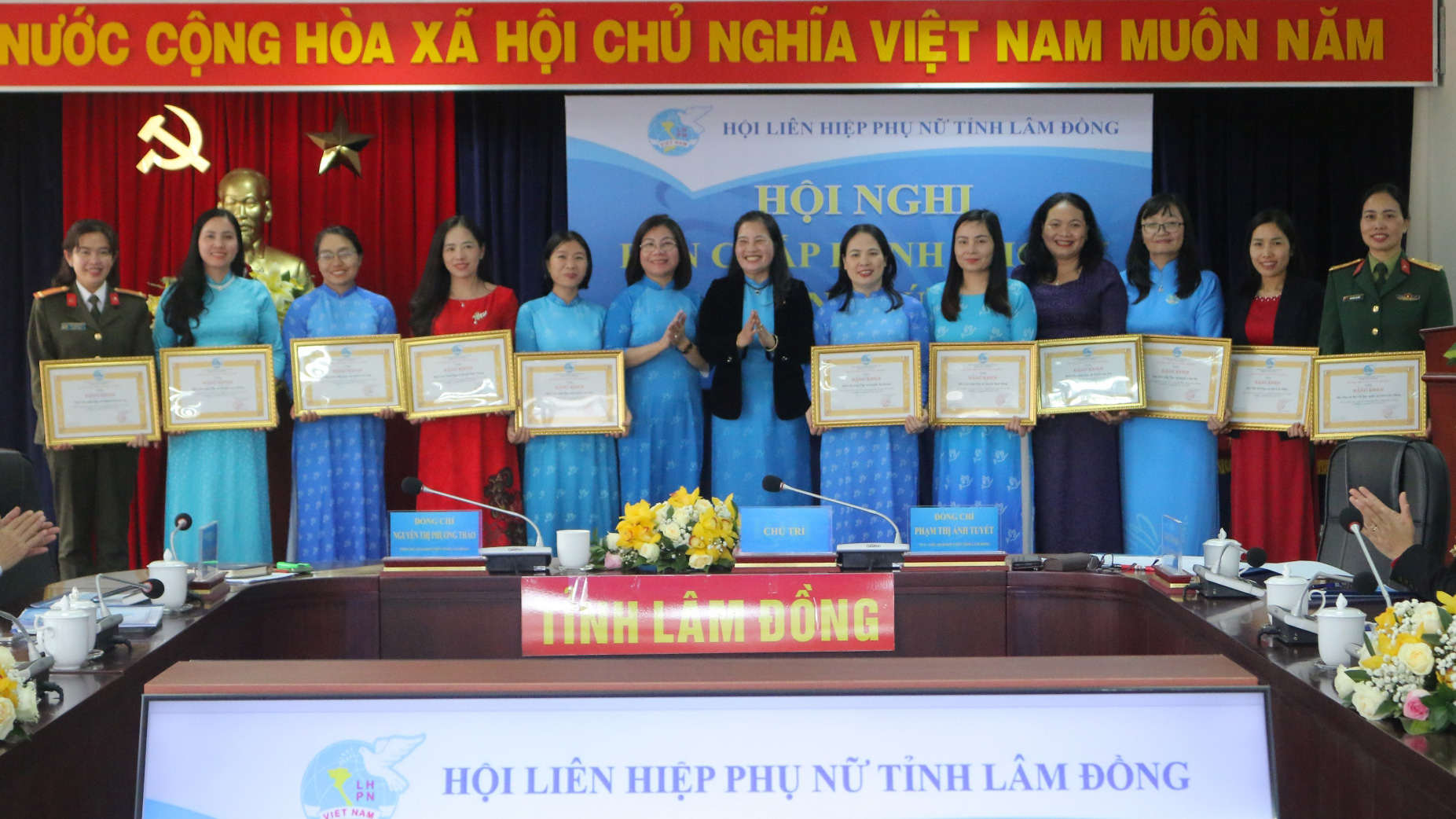 Hội LHPN tỉnh Lâm Đồng tặng Bằng khen cho 11 Hội LHPN cấp huyện và đơn vị trực thuộc