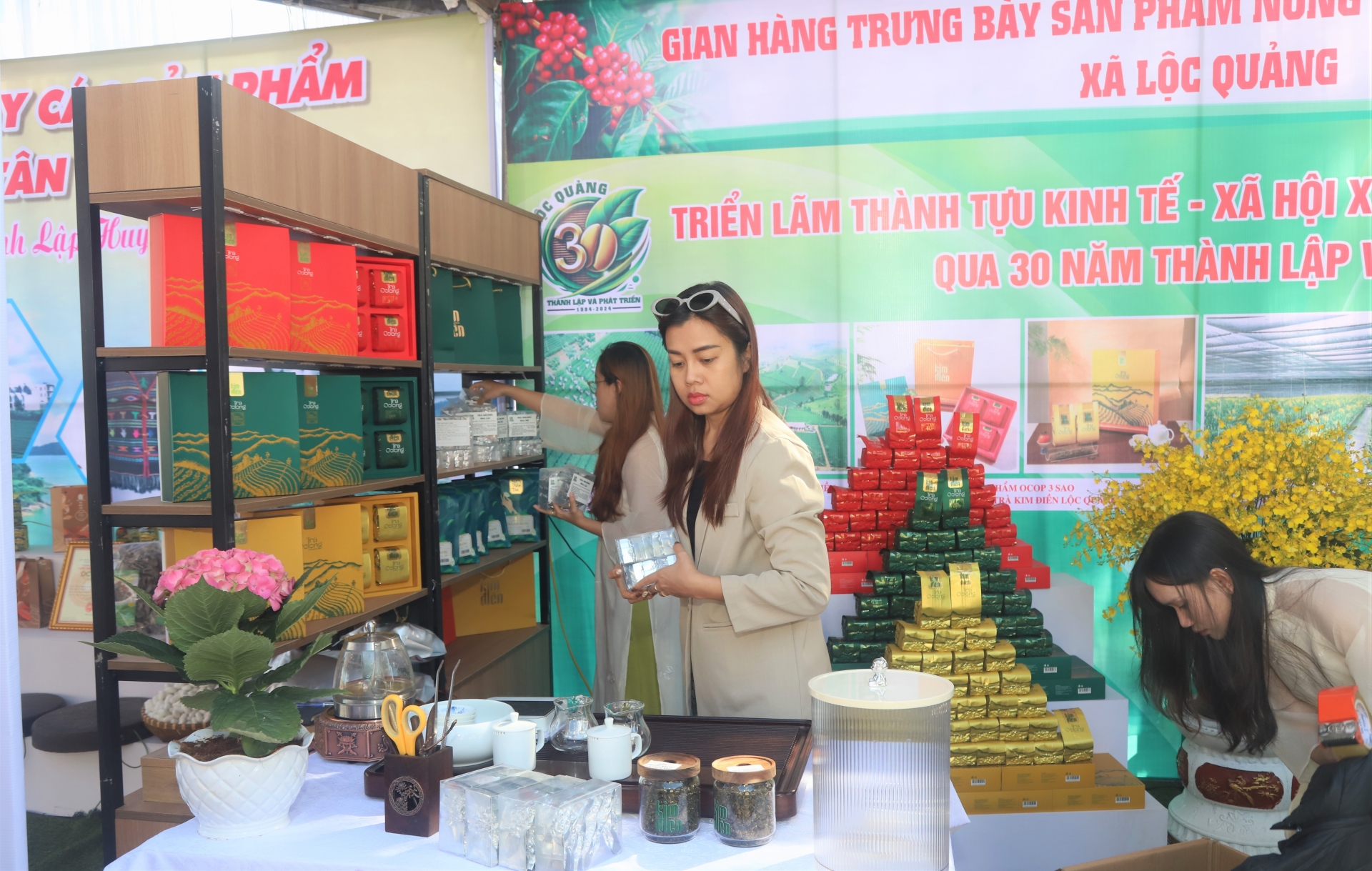 Các doanh nghiệp sản xuất, chế biến trà tham gia trưng bày, giới thiệu sản phẩm tại Triển lãm