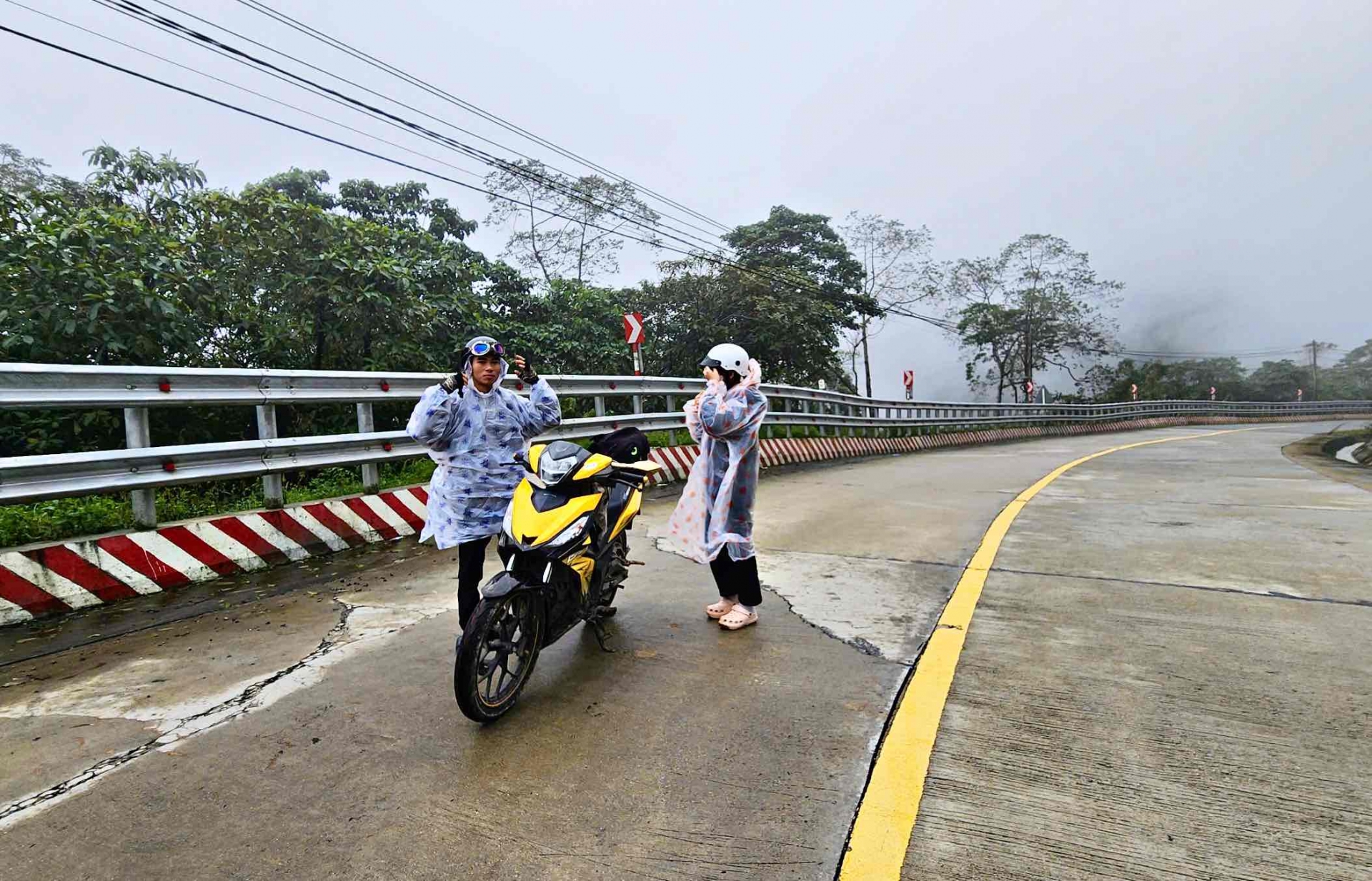 Anh Nguyễn Văn Hân (ngụ huyện Đông Hoà, tỉnh Phú Yên) cùng 2 người thân đi trên 2 xe máy do không nắm tình hình sạt lở gây chia cắt đèo Khánh Lê nên trưa nay đã di chuyển trên đèo, khi đến điểm sạt lở đã phải quay đầu về lại hướng TP Đà Lạt, sau đó đi đường đèo Ngoạn Mục xuống tỉnh Ninh Thuận