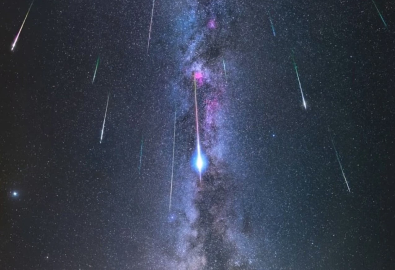 Dải Ngân Hà tỏa sáng rực rỡ trên bầu trời đêm trong một cơn mưa sao băng Perseids, phía trên những ngọn núi và hồ Pampilhosa da Serra, miền Trung Bồ Đào Nha