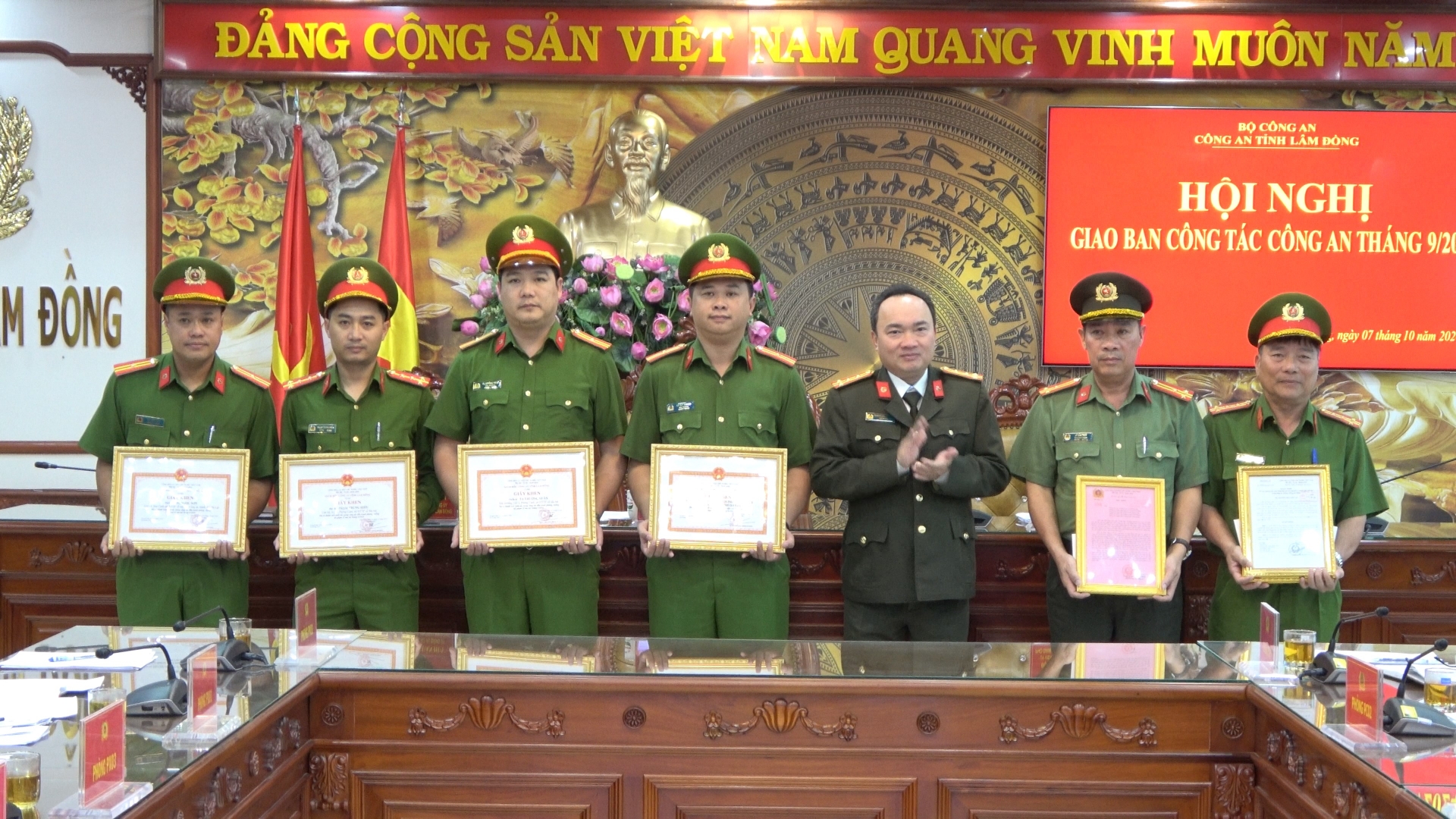 Đại tá Trương Minh Đương - Giám đốc Công an tỉnh Lâm Đồng (đứng giữa) trao thưởng cho các tập thể, cá nhân có thành tích xuất sắc trong đấu tranh phòng chống tội phạm