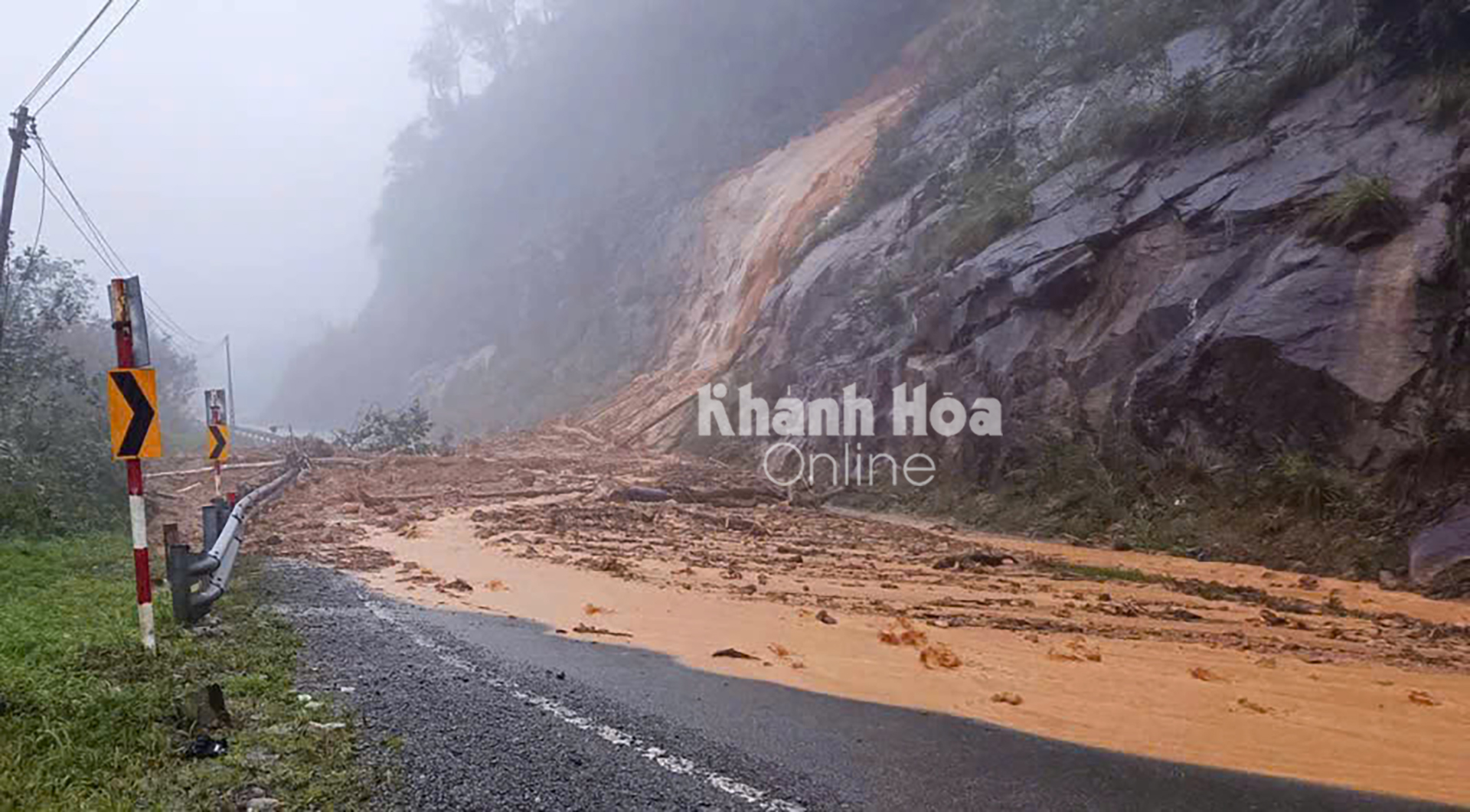 Sạt lở nghiêm trọng trên đèo Khánh Lê. Ảnh: Baokhanhhoa.vn