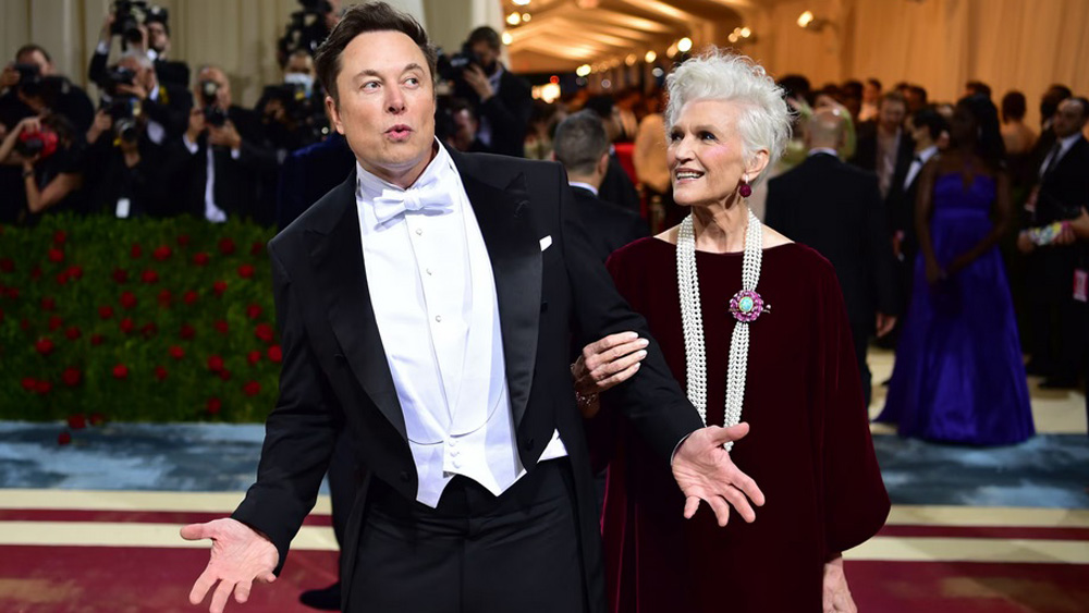 Tỷ phú Elon Musk và mẹ Maye Musk