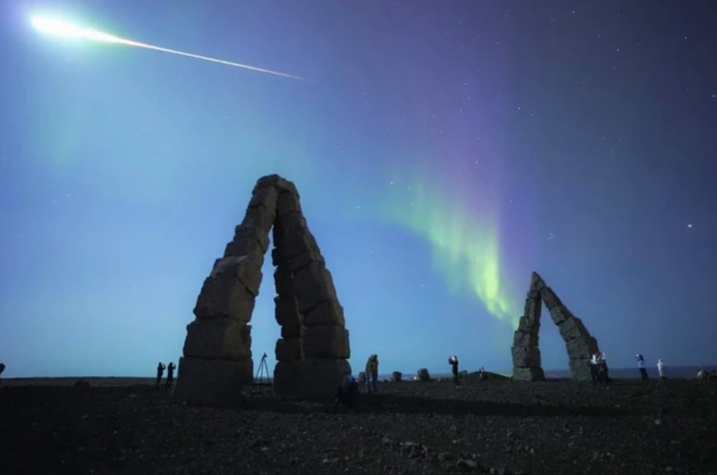 Sao băng bolide, có kích thước lớn và sáng đặc biệt, trong một lần xuất hiện phía trên Arctic Henge ở Iceland. (Nguồn: National Geographic)