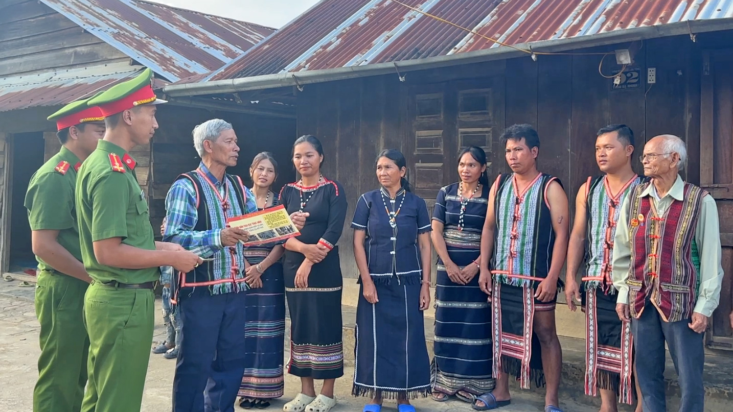 Lực lượng Công an cùng già làng tuyên truyền, vận động người dân về các phương thức, thủ đoạn của các loại tội phạm