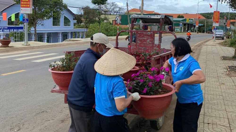 Hội viên phụ nữ huyện Đức Trọng ra quân dọn dẹp vệ sinh môi trường