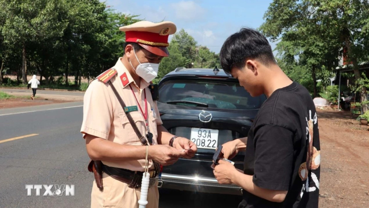 Trạm cảnh sát giao thông Đồng Phú, Phòng cảnh sát Giao thông, công an tỉnh Bình Phước thực hiện nhiệm vụ xử lý vi phạm giao thông trên quốc lộ 14