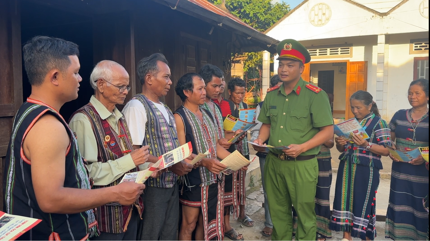 Công an xã Đạ Tông phát tờ rơi tuyên truyền tới người dân