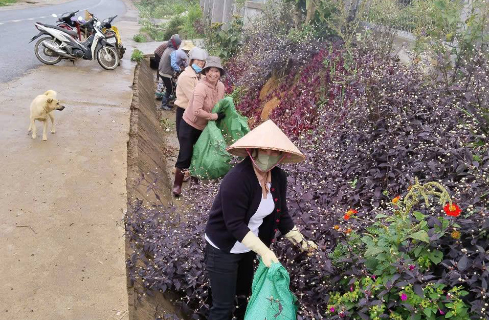 Hội viên phụ nữ huyện Đức Trọng ra quân dọn dẹp vệ sinh môi trường