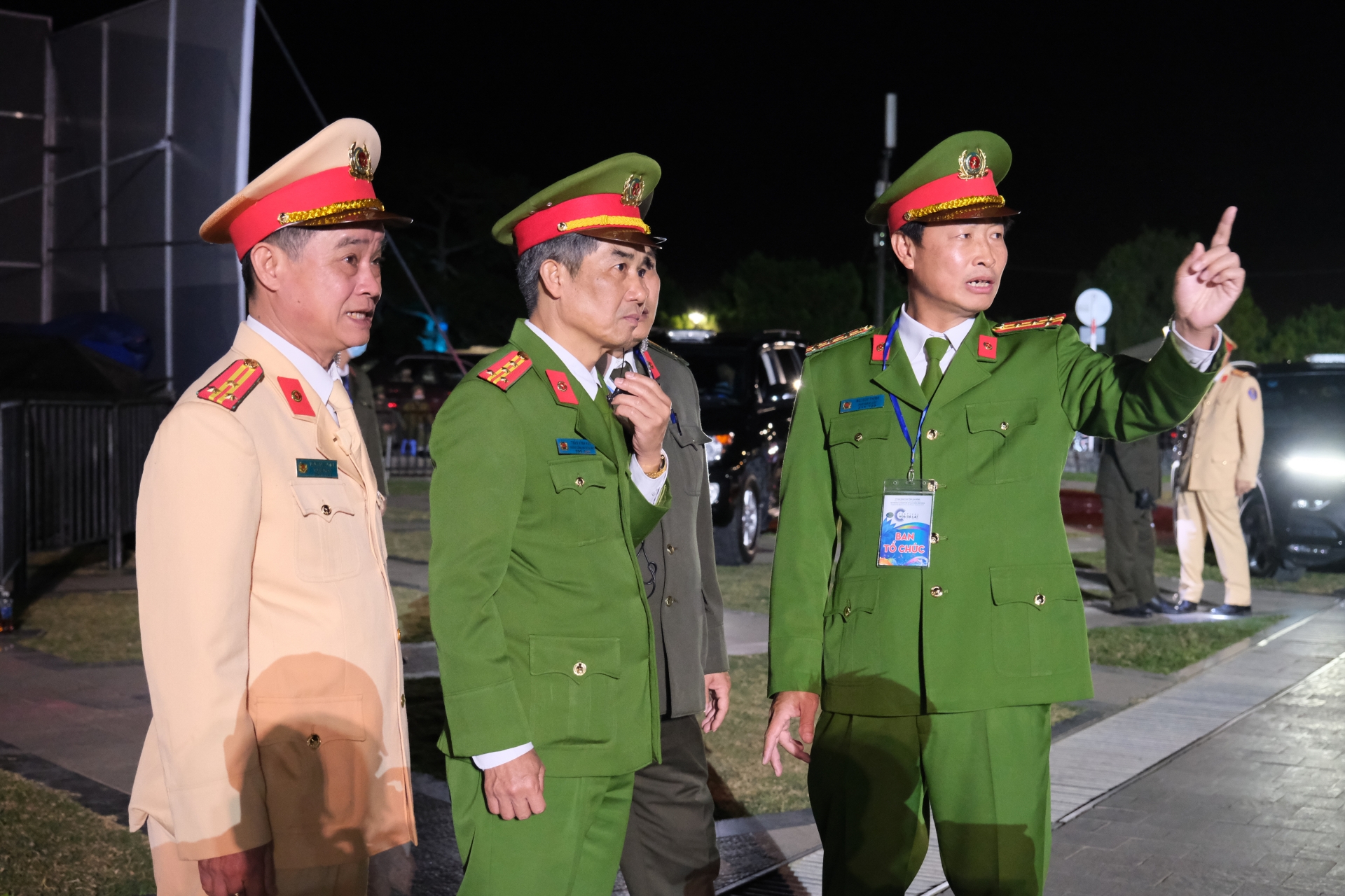 Đại tá Bùi Đức Thịnh - Phó giám đốc Công an tỉnh (ngoài cùng bên phải) chỉ đạo các đơn vị nghiệp vụ triển khai các phương án bảo vệ Lễ khai mạc Festival Hoa Đà Lạt lần thứ X năm 2024