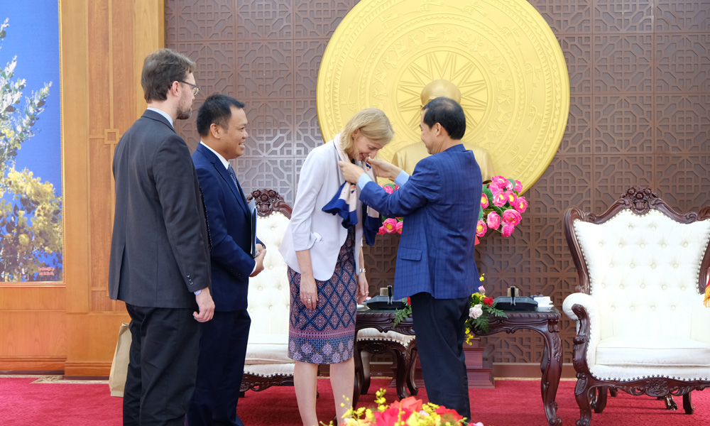 Đồng chí Nguyễn Thái Học tặng khăn lụa tơ tằm Bảo Lộc cho ngài Susan Burns - Tổng Lãnh sự Hoa Kỳ tại TP Hồ Chí Minh