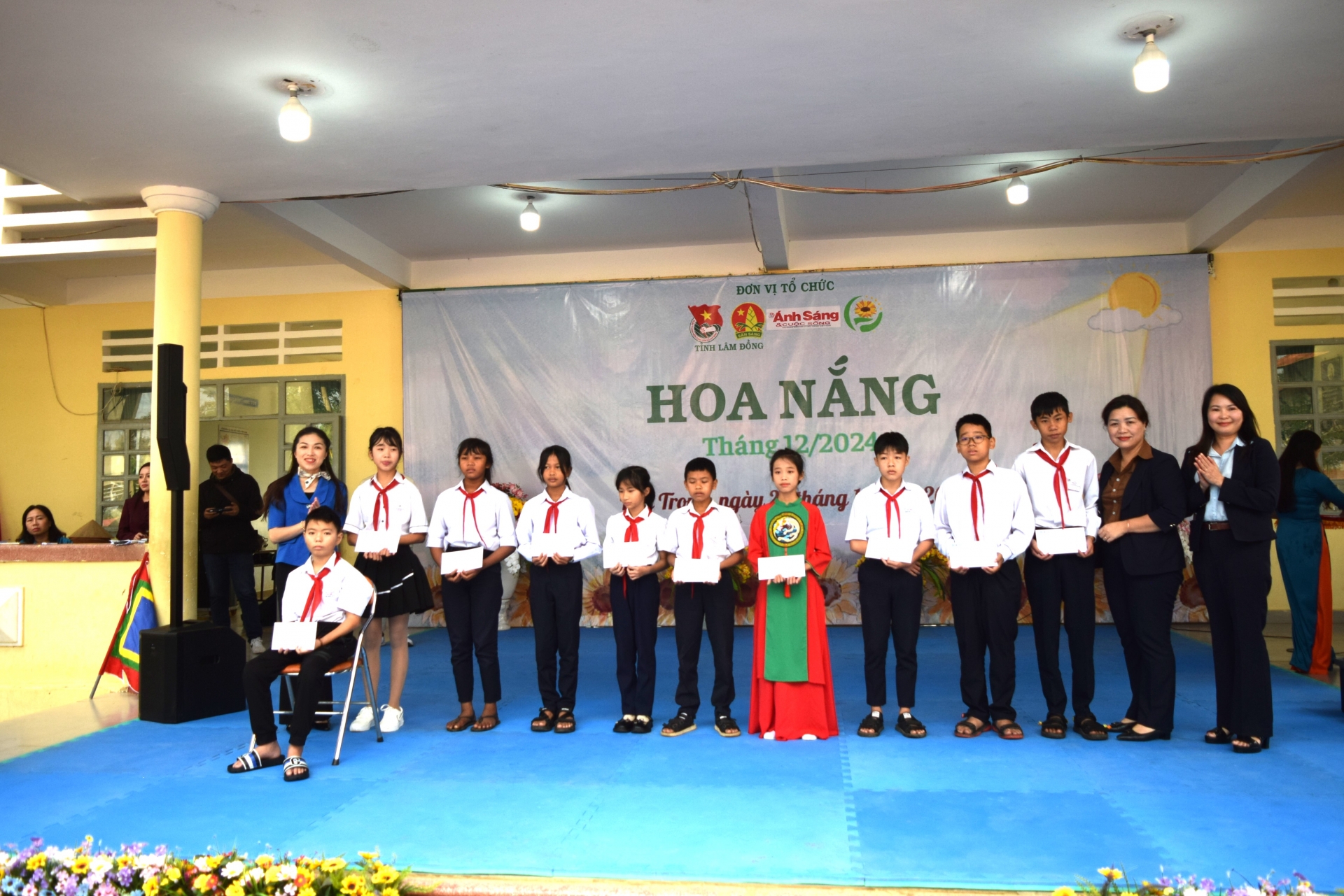 Trao 20 suất học bổng "Hoa nắng" cho học sinh hoàn cảnh khó khăn