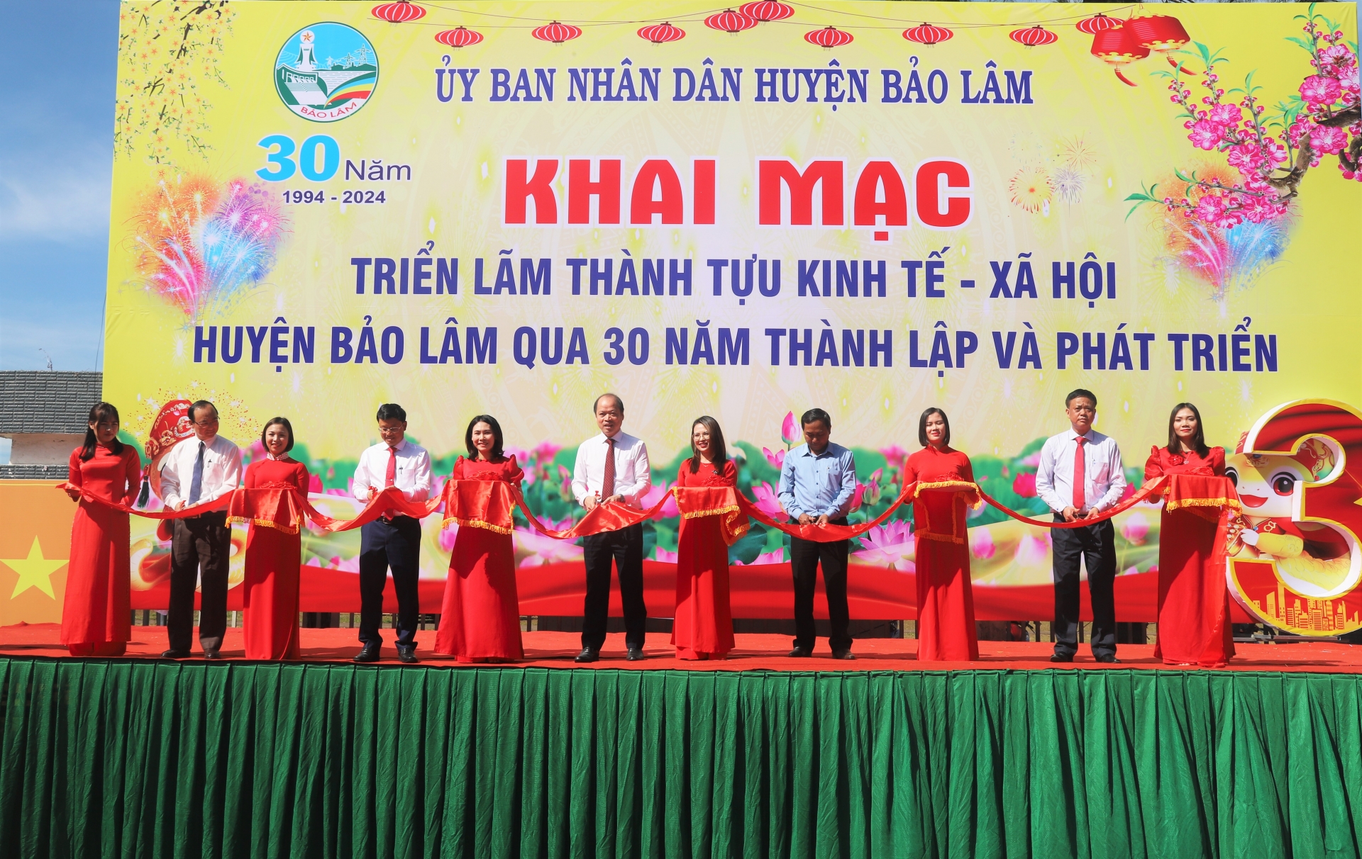 Các đại biểu cắt băng khai mạc Triển lãm