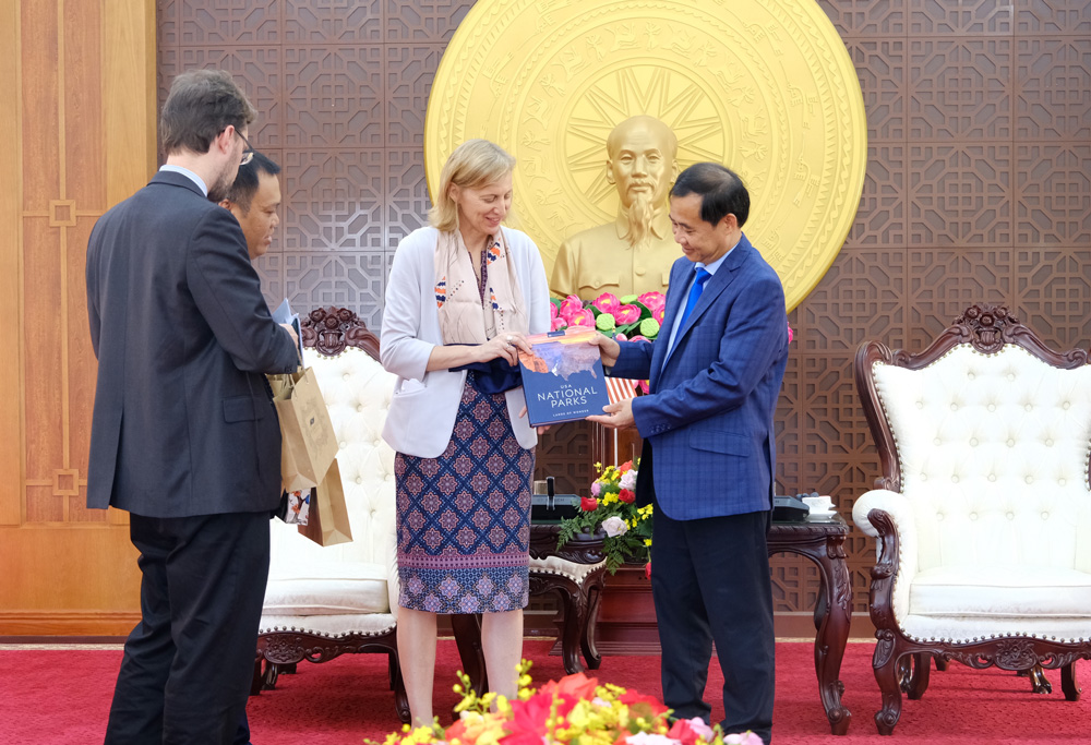 Ngài Susan Burns - Tổng Lãnh sự Hoa Kỳ tại Thành phố Hồ Chí Minh tặng quà lưu niệm Quyền Bí thư Nguyễn Thái Học