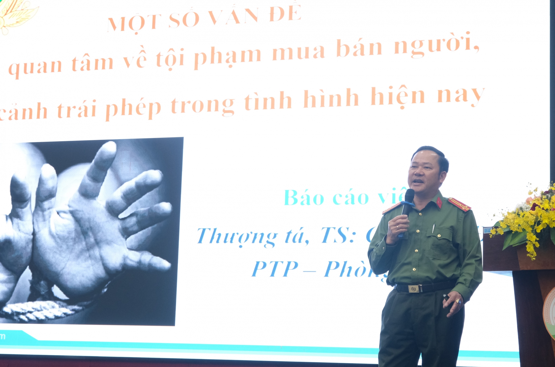 Thượng tá Cao Viết Điểm - Phó Trưởng phòng PA05, Công an tỉnh Lâm Đồng đã báo cáo, trao đổi đến các đại biểu và đoàn viên, thanh niên những nội dung liên quan