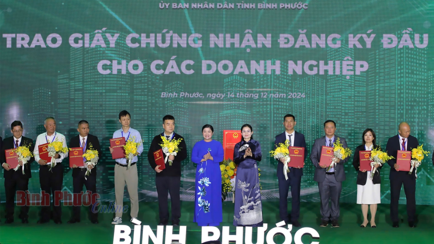 Bí thư Tỉnh ủy Bình Phước Tôn Ngọc Hạnh và Chủ tịch UBND tỉnh Bình Phước Trần Tuệ Hiền trao Giấy chứng nhận đăng ký đầu tư và tặng hoa chúc mừng các nhà đầu tư