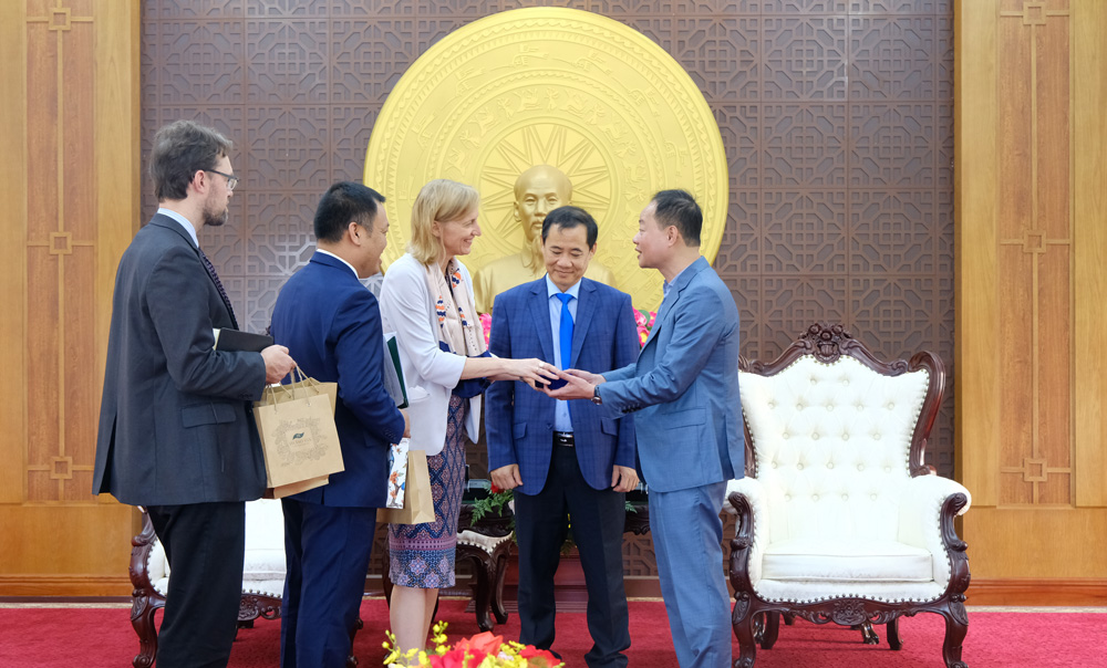 Ngài Susan Burns - Tổng Lãnh sự Hoa Kỳ tại Thành phố Hồ Chí Minh tặng quà lưu niệm Chủ tịch UBND tỉnh Trần Hồng Thái