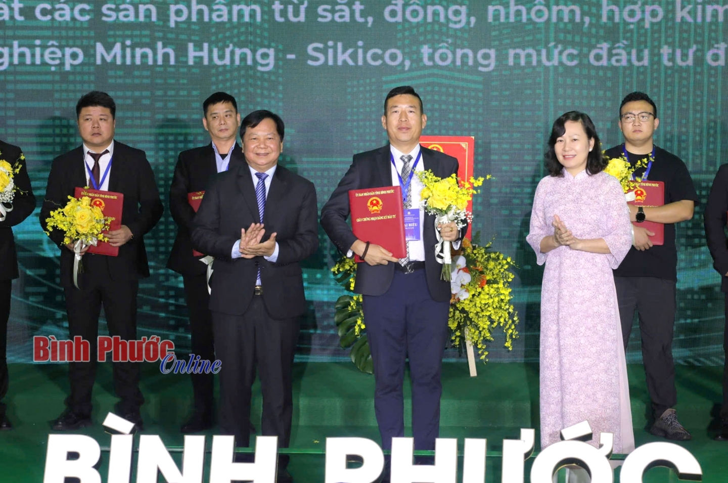 Phó Bí thư Thường trực Tỉnh ủy Bình Phước Huỳnh Thị Hằng và Phó Chủ tịch UBND tỉnh Bình Phước Trần Văn Mi trao Giấy chứng nhận đăng ký đầu tư và tặng hoa chúc mừng các nhà đầu tư