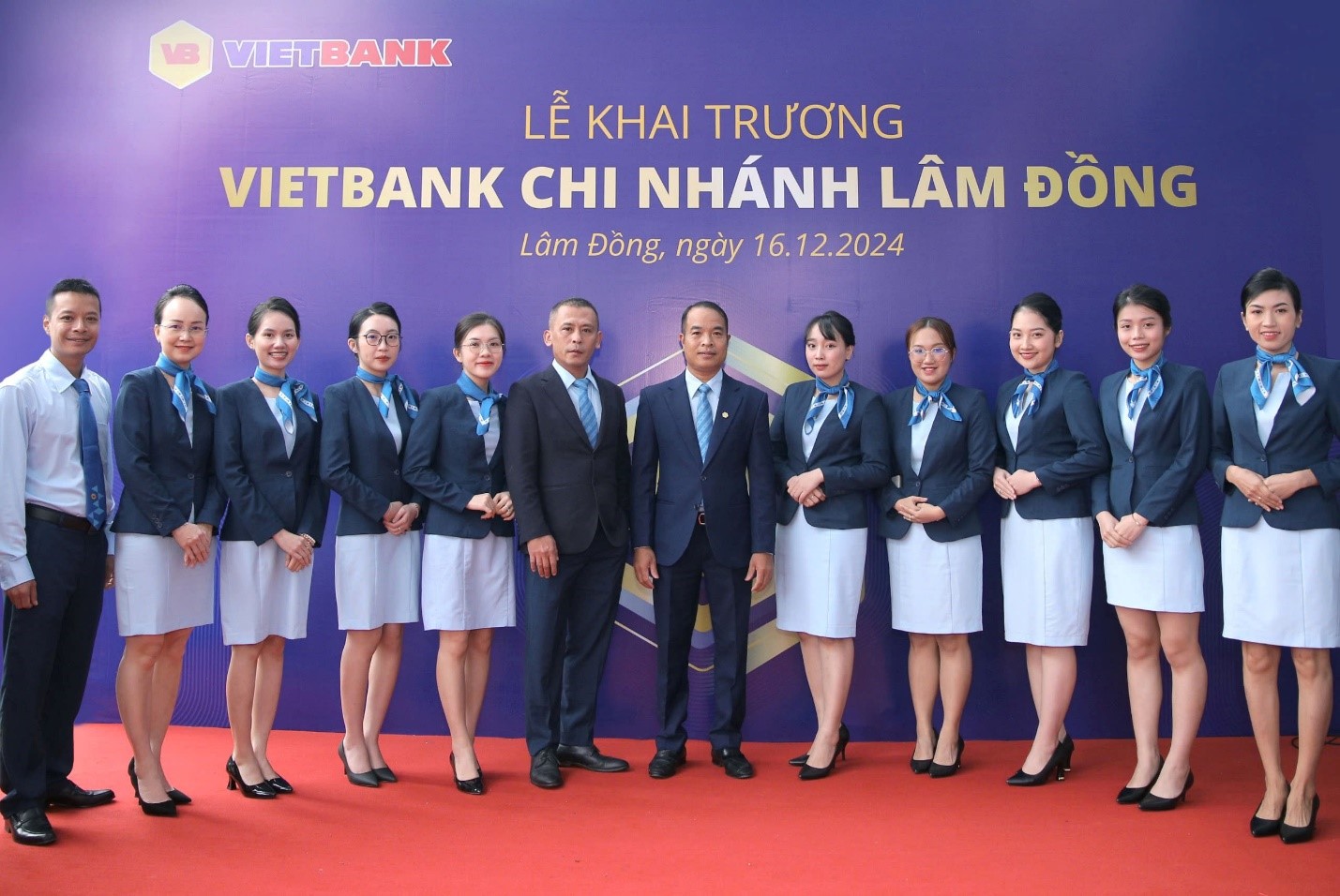 Tập thể CBNV Vietbank chi nhánh Lâm Đồng cam kết sẽ thúc đẩy các hoạt động tiếp thị, mở rộng quan hệ khách hàng