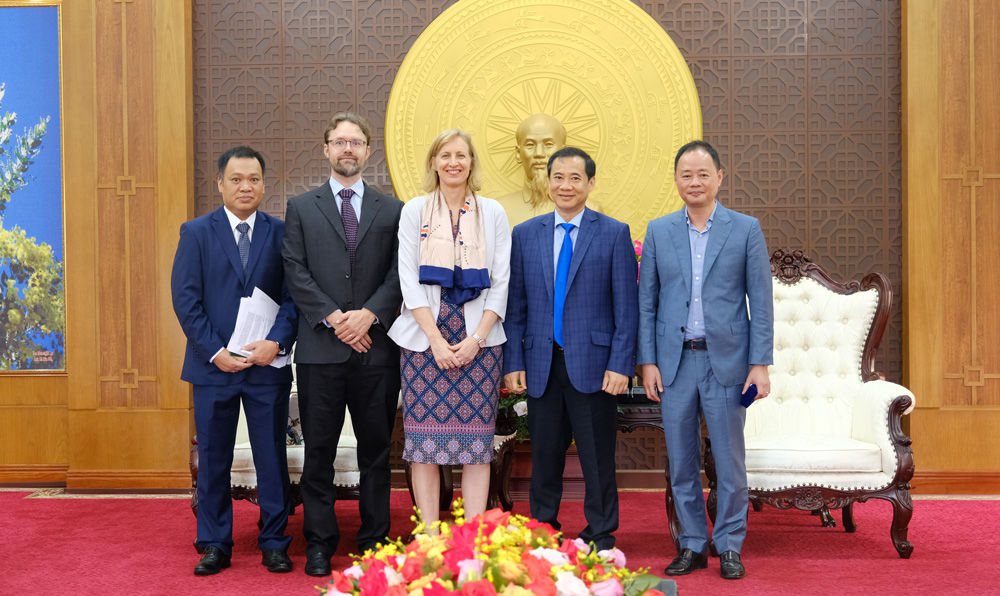 Các đồng chí lãnh đạo tỉnh chụp hình lưu niệm với ngài Susan Burns - Tổng Lãnh sự Hoa Kỳ tại TP Hồ Chí Minh và các cộng sự