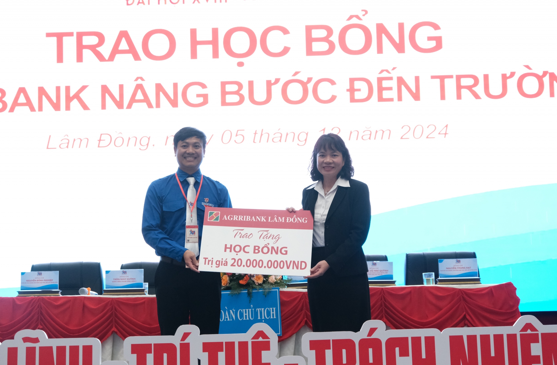 Các đơn vị trao học bổng cho Đoàn Trường Đại học Đà Lạt