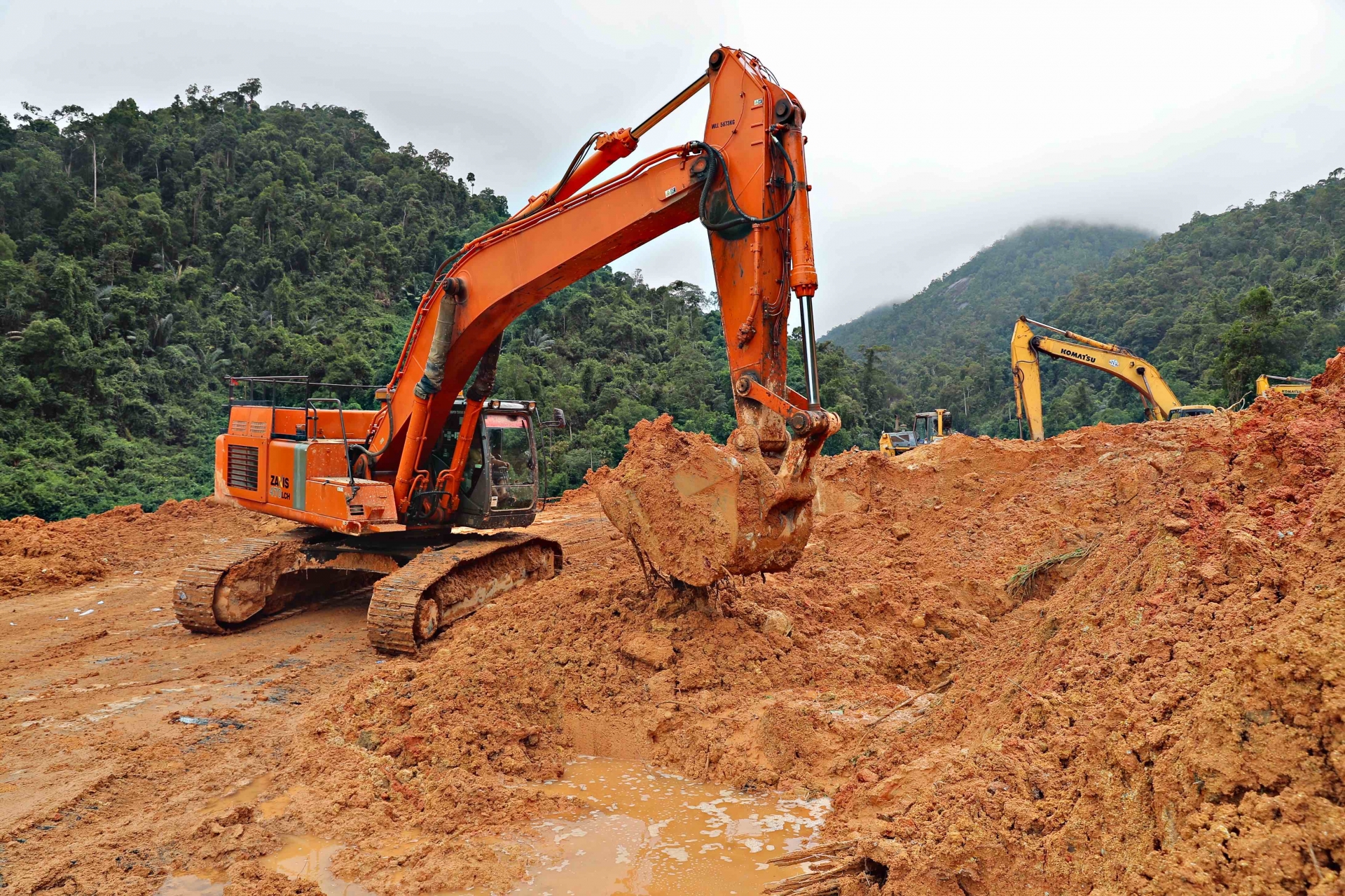 Cơ quan chức năng tỉnh Khánh Hòa huy động tối đa phương tiện, con người dọn dẹp các điểm sạt lở trên đèo liên tục 24/24h từ sáng 15/12 tới nay