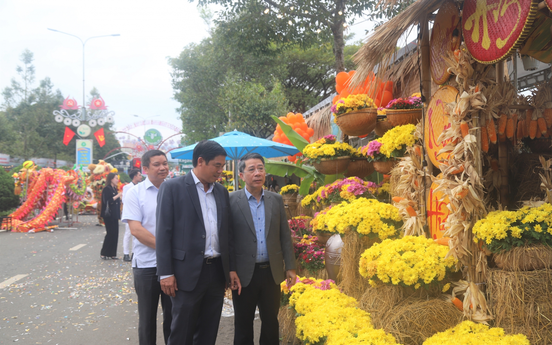 Các đại biểu tham gia các không gian, tiểu cảnh được thiết kế ấn tượng tại Phiên chợ quê