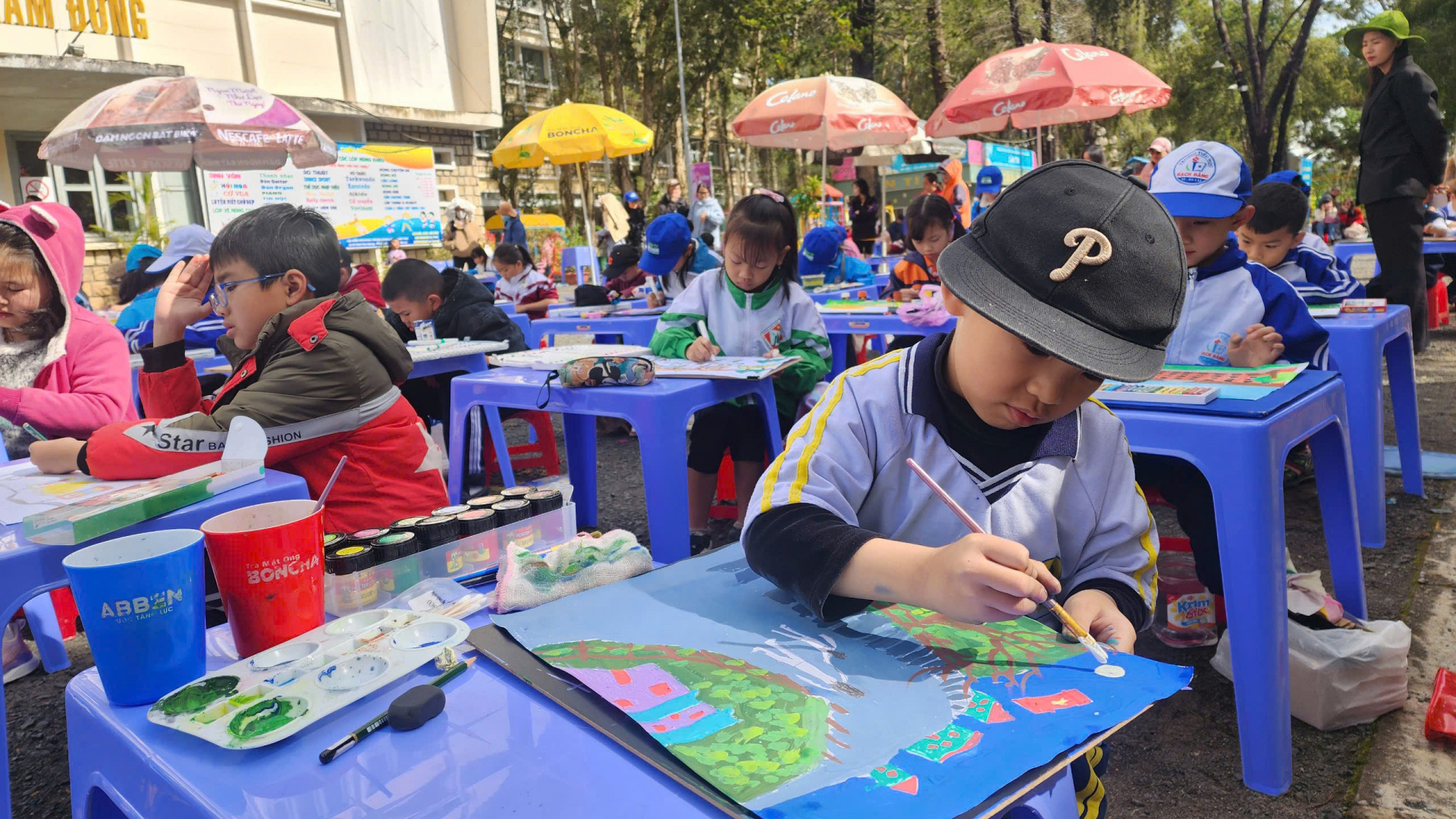 Thiếu nhi Đà Lạt vẽ tranh chào mừng Festival Hoa