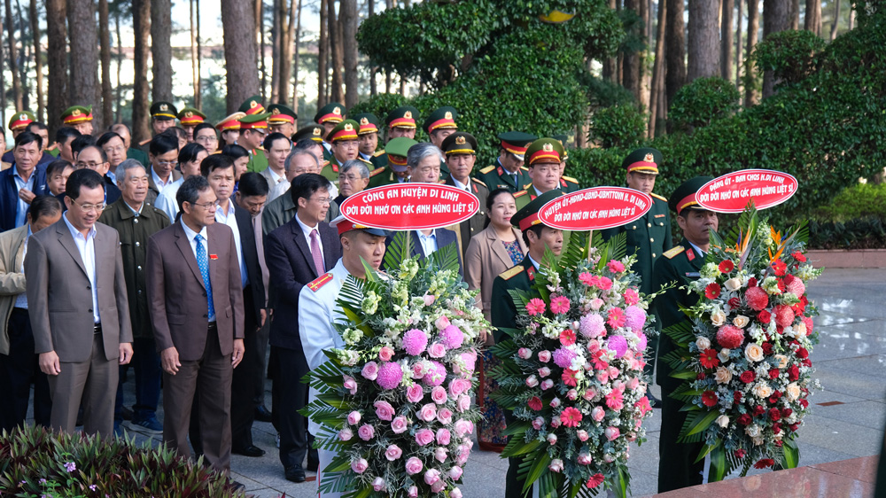 Lãnh đạo huyện Di Linh viếng nghĩa trang liệt sĩ nhân kỷ niệm Ngày thành lập Quân đội Nhân dân Việt Nam