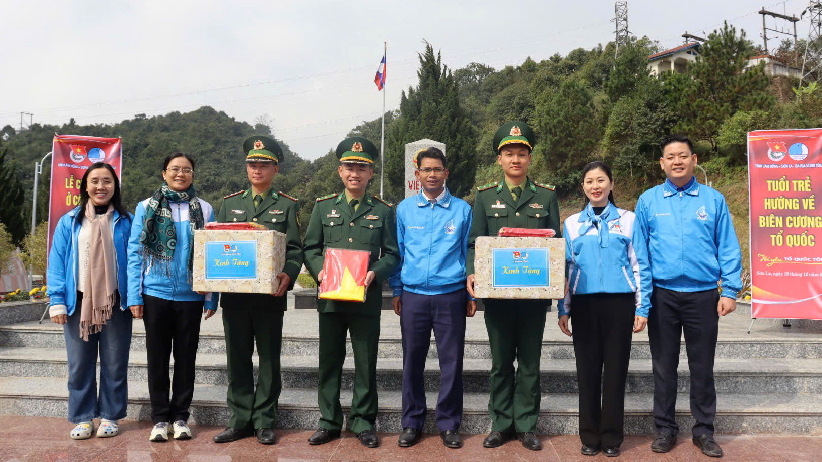 Đoàn công tác thăm, tặng quà cho đồn Biên phòng Cửa khẩu Quốc tế Lóng Sập