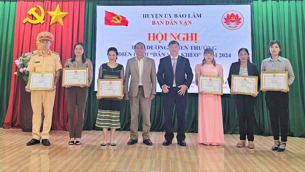 Các cá nhân đạt thành tích xuất sắc trong thi đua dân vận khéo nhận khen thưởng